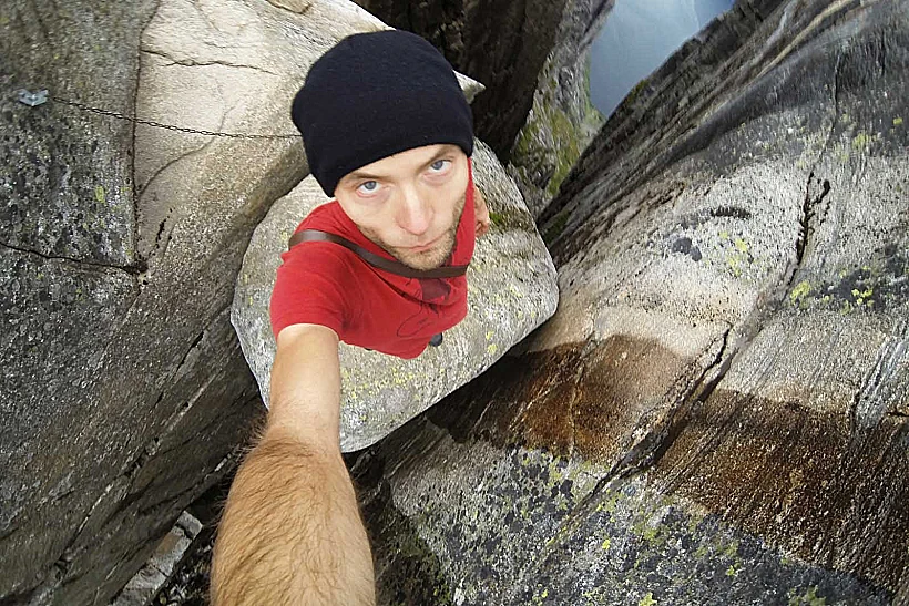 קפץ מצוק ושרד לספר