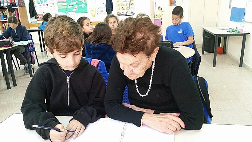 סבתה שרה חוגגת שמונים