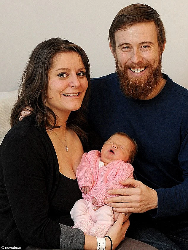 ילדה בסלון ביתה