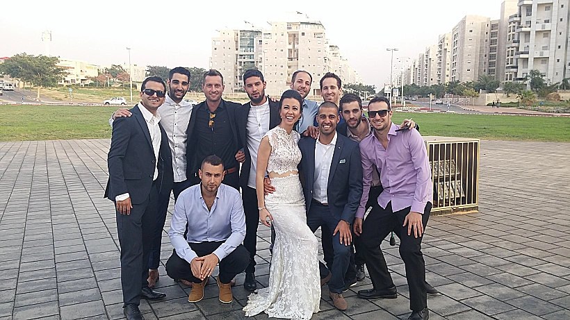 החבורה עובדת על חליפות הלדים- חודשיים לפני החתונה