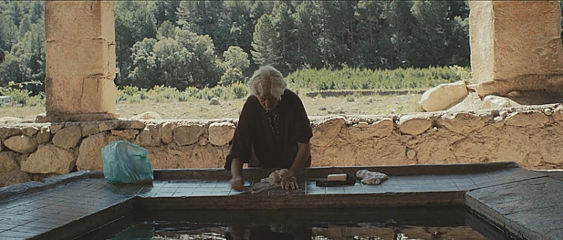 הזוג שחי 45 שנים לבדם בכפר נטוש