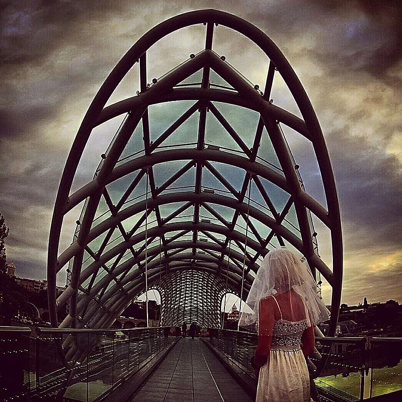 הכלה שמחפשת עצמה ברחבי העולם