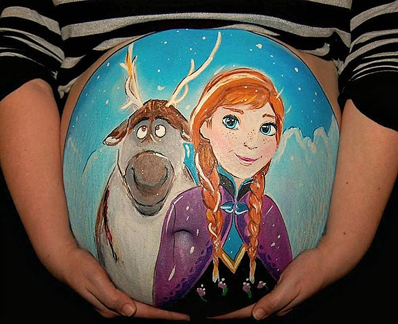 האיש שמצייר על בטנה ההריונית של אשתו