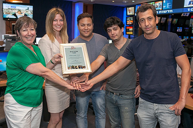 אות צו פיוס מוענק לצוות הצינור