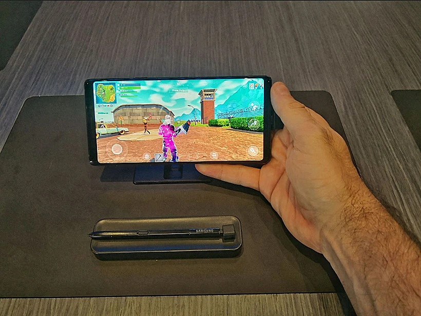 משחקים בפורטנייט על הנוט 9