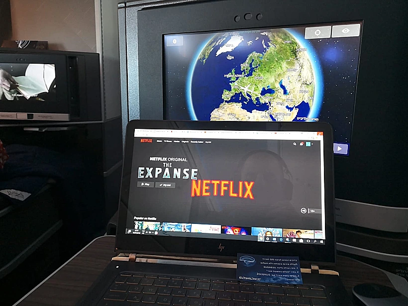 גולשים בנטפליקס בטיסה
