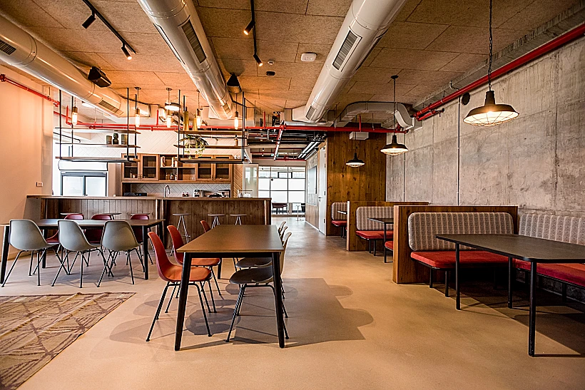 משרדי דיימלר בתל אביב