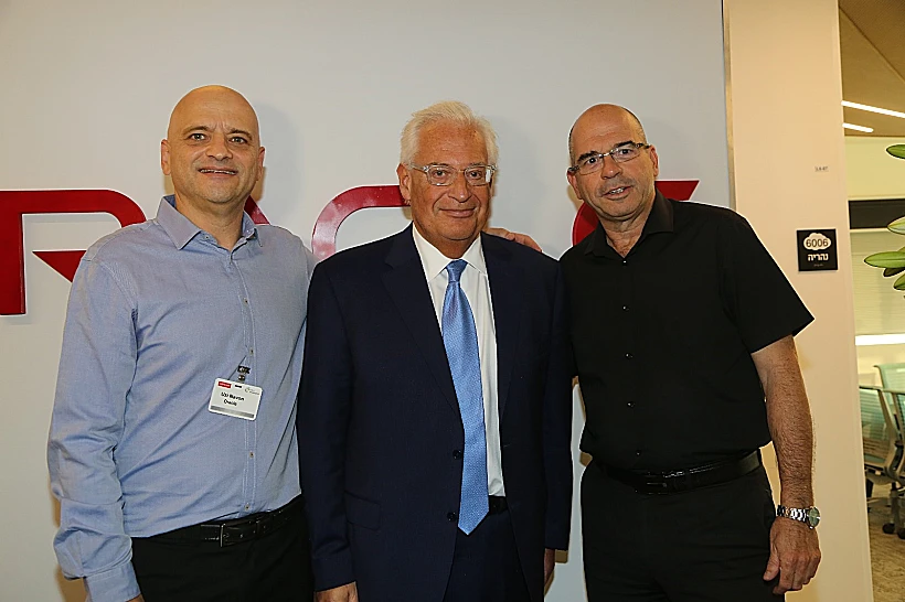 השגריר ועזי נבון מנכל אורקל ישראל - משמאל