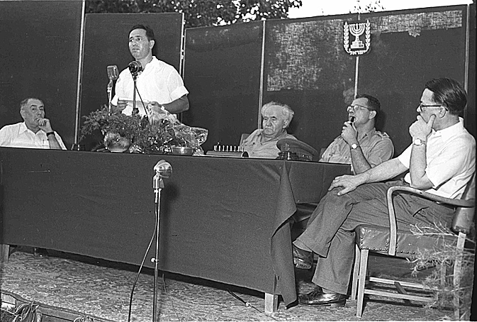 פרס(עומד)ובן גוריון, בכנס עובדי משרד הביטחון