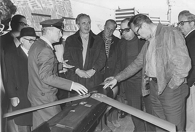 שמעון פרס מבקר בתעשיה האווירית