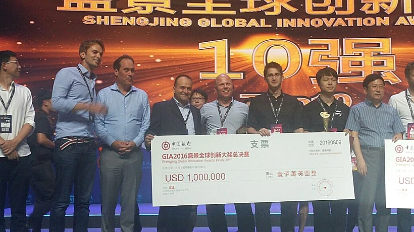 בתמונה (מחזיקים בשלט השמאלי, משמאל לימין) –