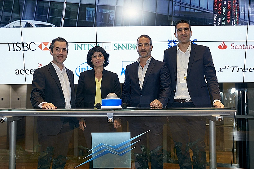 מימין לשמאל: אבי כהן, גיל דבורה ומשה כהן. באמצע דר