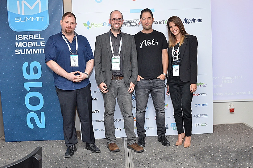 אופיר לייטנר יזם הכנסׁ (השני משמאל) והזוכים מימין לשמאל: ריפורט, אבבי, ופיקסוני