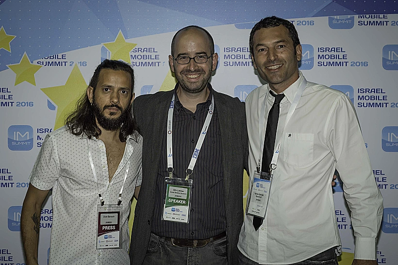 מימין לשמאל: ירון גביש מייסד ומנכל רובוהולד, אופיר לייטנר יזם הכנס וציון ברוך