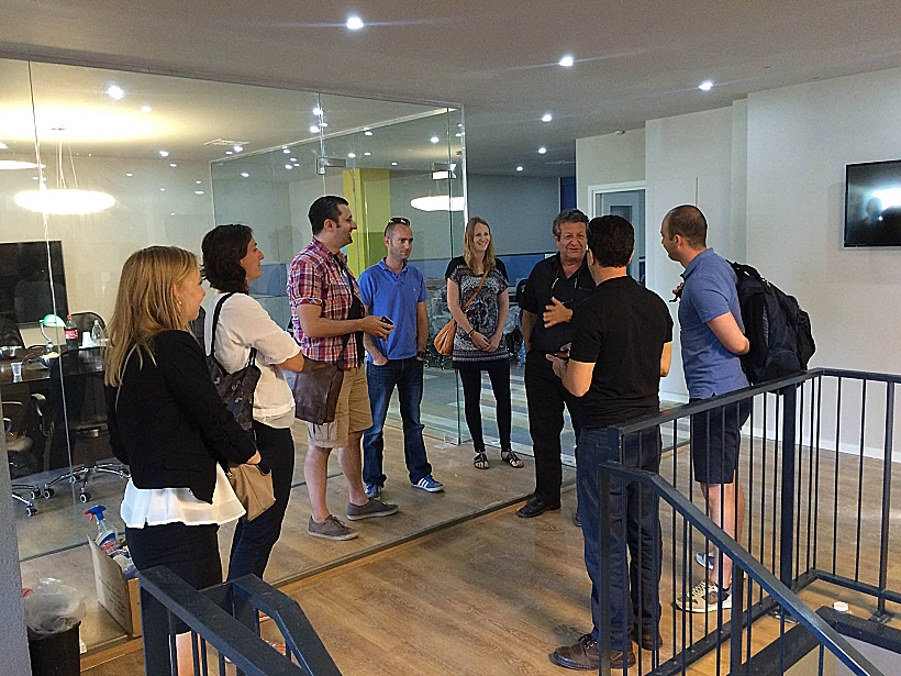 טלמור מדבר בפני משלחת אוסטרית