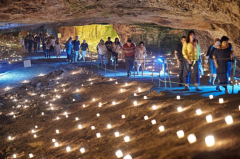 מערת צדקיהו במופע