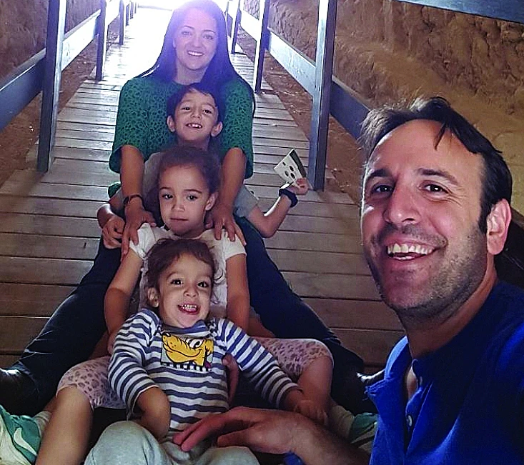 אסנת מדר והמשפחה (צילום משפחתי )