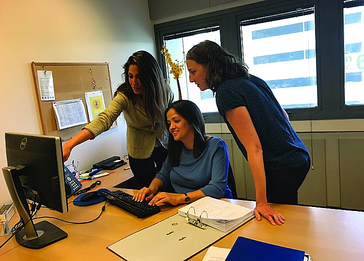 אסנת מדר במשרד (צילום משפחתי )