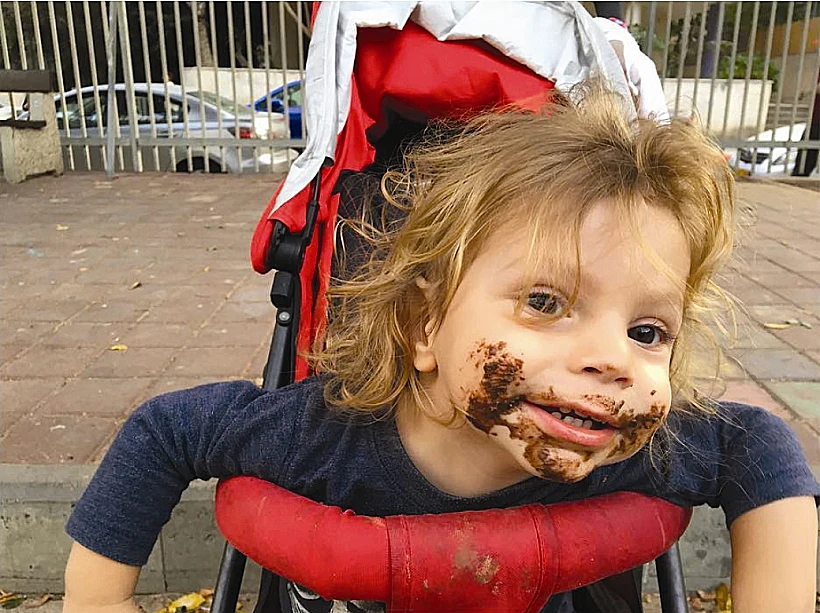 אדם, בנם של נתי קלוגר ובועז רוזנברג