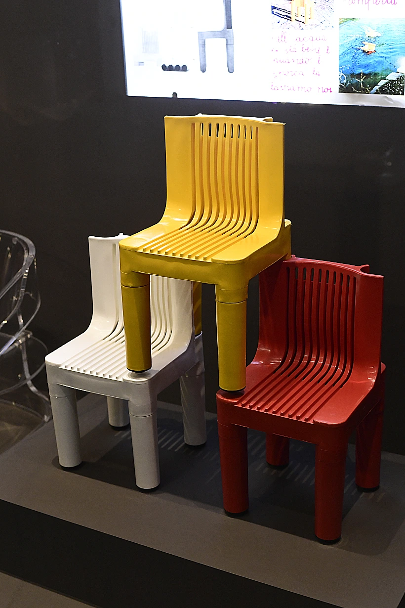 כסאות הילדים הראשונים מפלסטיק של המותג האיטלקי Kartell, שיוצרו ב-1964, בתערוכה באיטליה