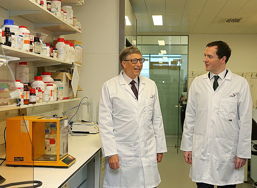 ביל גייטס במעבדה לחקר מחלות טרופיות