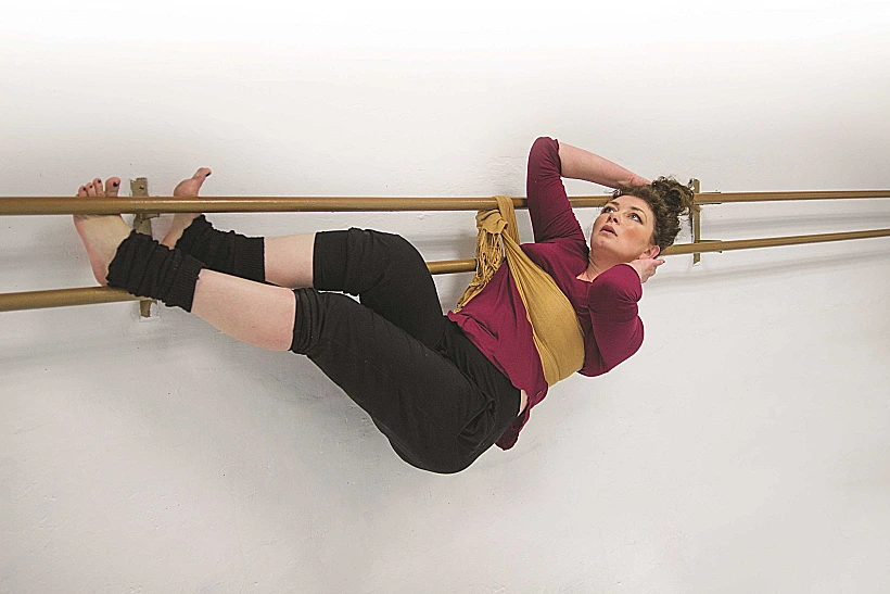 יאנה מישל אבן נתלית על הקיר