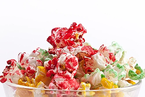 צלחת עם פופקורן בצבעים