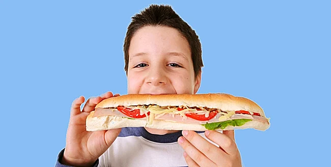 ילד אוכל כריך