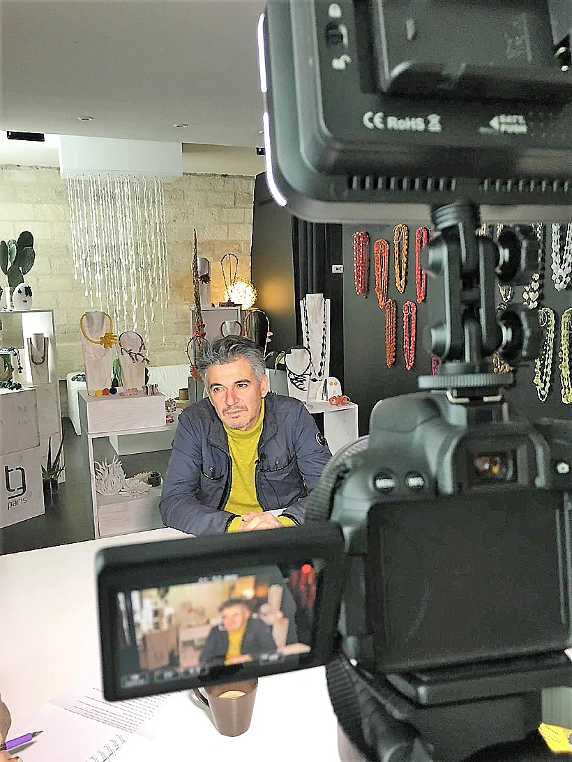 צורי גואטה בסטודיו שלו