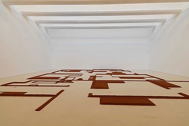 הקיר נמצא בראש