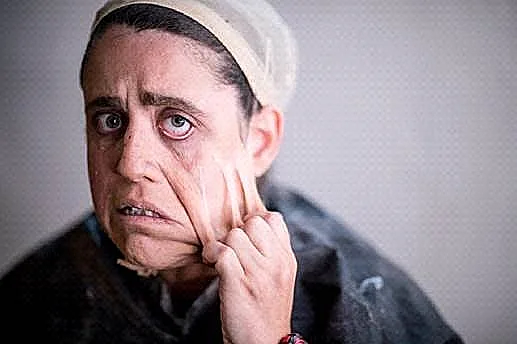 תום יער מסירה את האיפור בסוף יום צילומים לתוכנית ״תום יער עושה בגרות״. תל אביב, 18 ביוני 2018