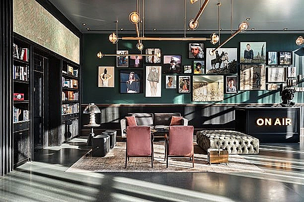 מלון פבליקה, דנה אוברזון