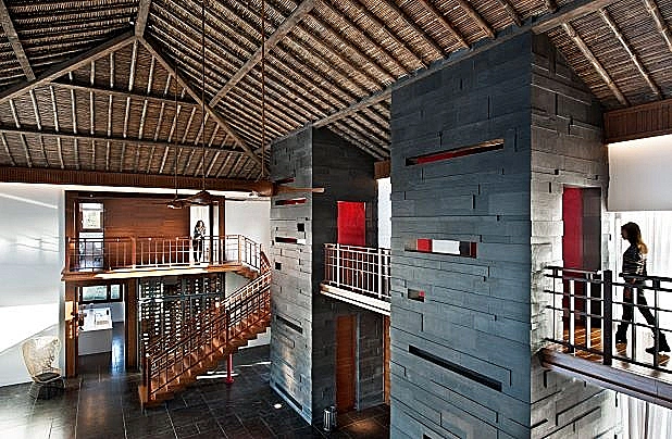 בית בסגנון תאילנדי, מיכאל אזולאי