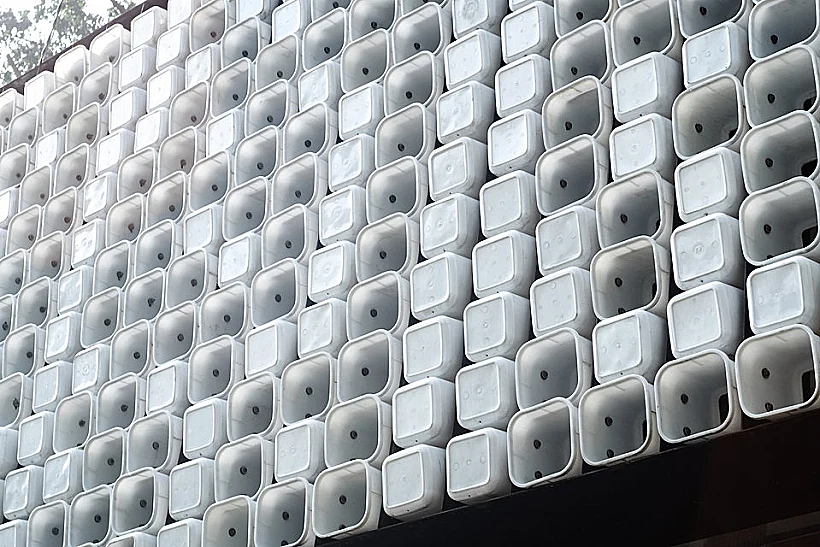 דליי גלידה בחזית הספרייה