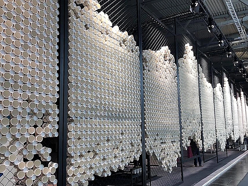 גדר עשויה כוסות חד פעמיות