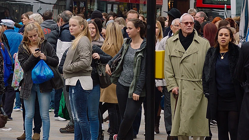 אנשים כבר לא מסתכלים אחד לשני בעיניים
