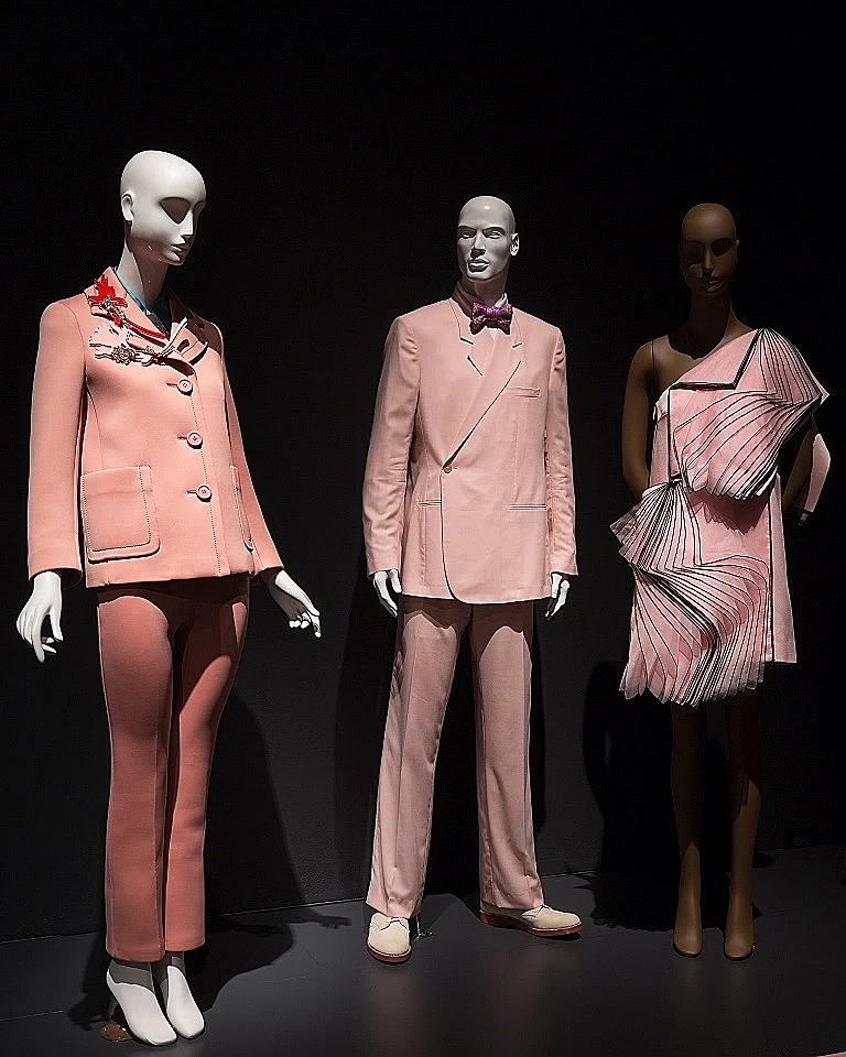 עימות עם קלישאות. מימין: כריסטופר קיין, דיור ופרדה