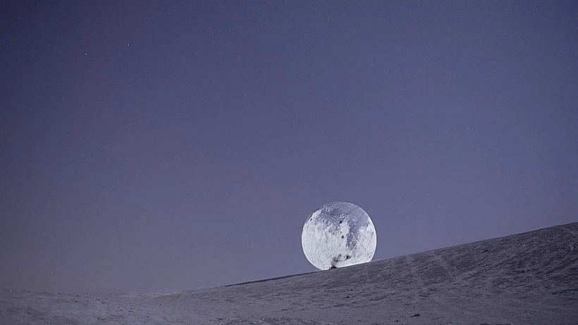 הליכת ירח, ירח ענק שיתגלגל בשוק לוינסקי, יהודית שלוסברג