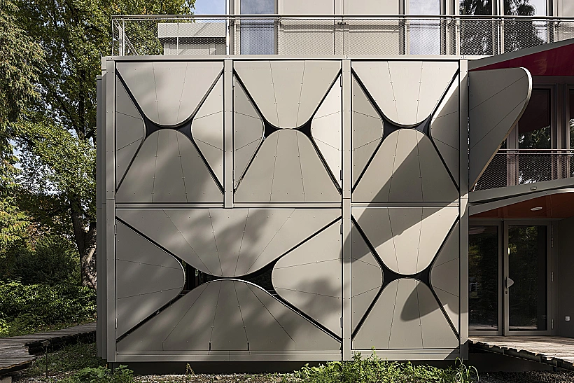 חזית מערבית עם רפפות סגורות