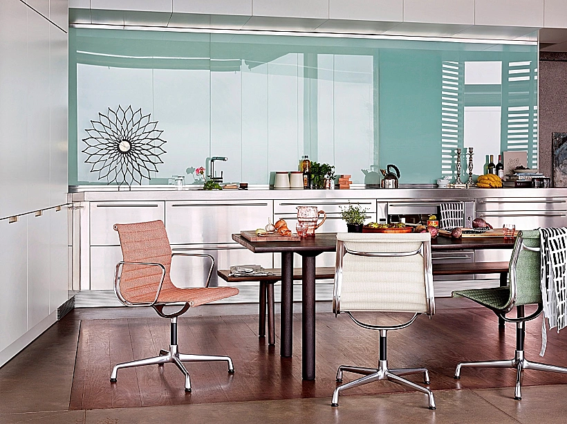 כיסא אלומיניום בהקשר ביתי