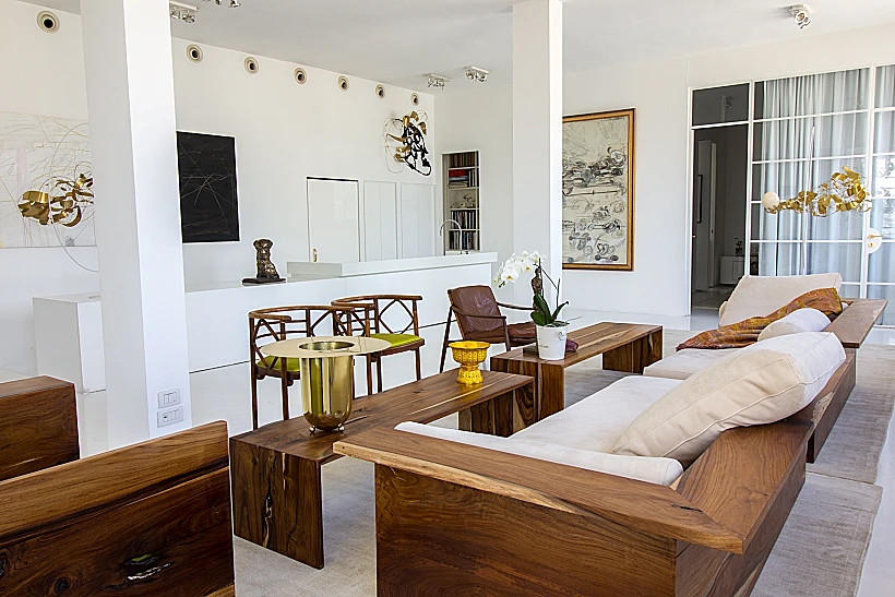 ביתו הוא משרדו ולהפך