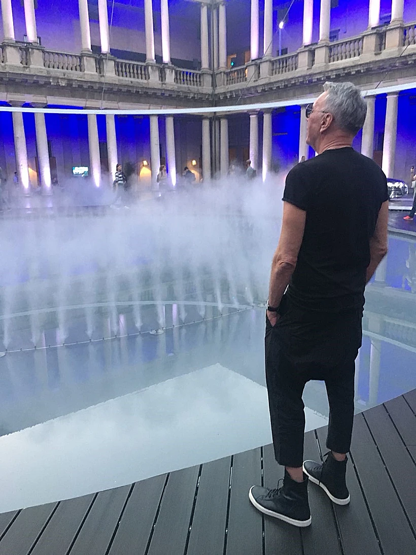 אדריכל אילן פיבקו מתבונן במיצב המופלא של אאודי