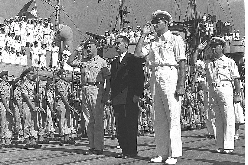 דב יוסף ויגאל ידין בשירת התקווה בספינת חיל הים 1951 (צילום יחצ)