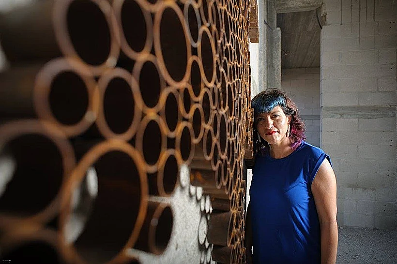 שריתה פלד לצד פסל פרי יצירתה