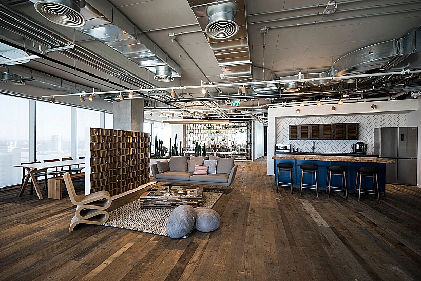 שירלי זמיר, פינה במשרדי ויזה