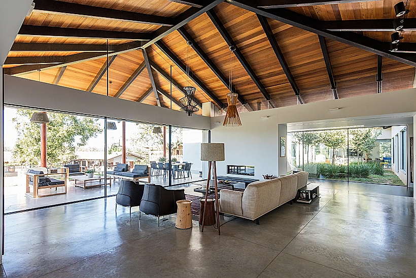 מבפנים החוצה, בית בשרון