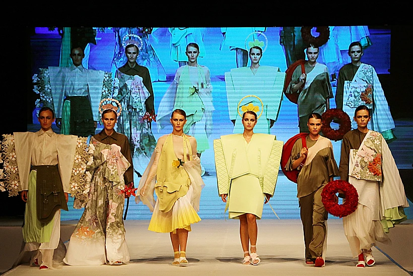 ניר חצרוני, מסע של חופש