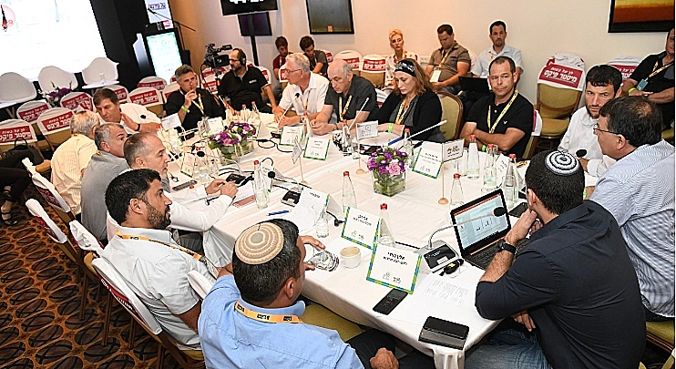 שולחן הפאנל