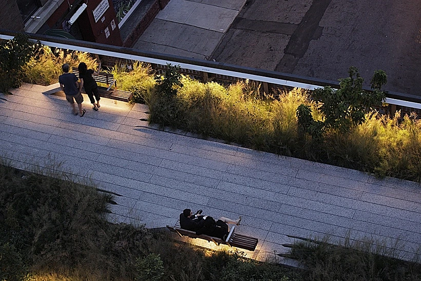 התאורה מתחת לגובה העין למנוע סנוור לנוף האורבני