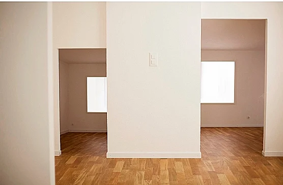 הביתן השווצרי, בנאליות של לבן ועץ